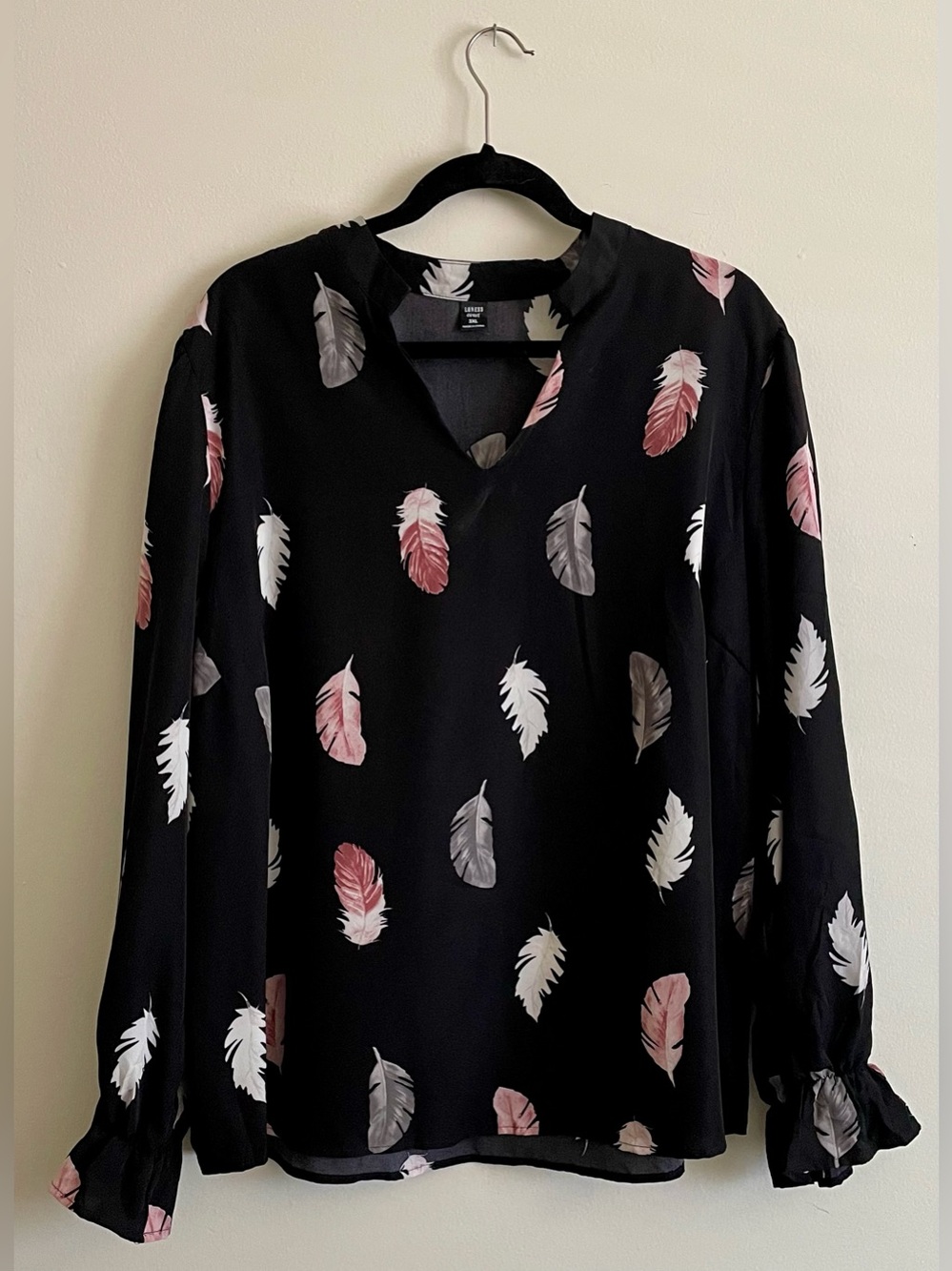 🪶 SHEIN Black Feather Print V-Neck Blouse 🪶